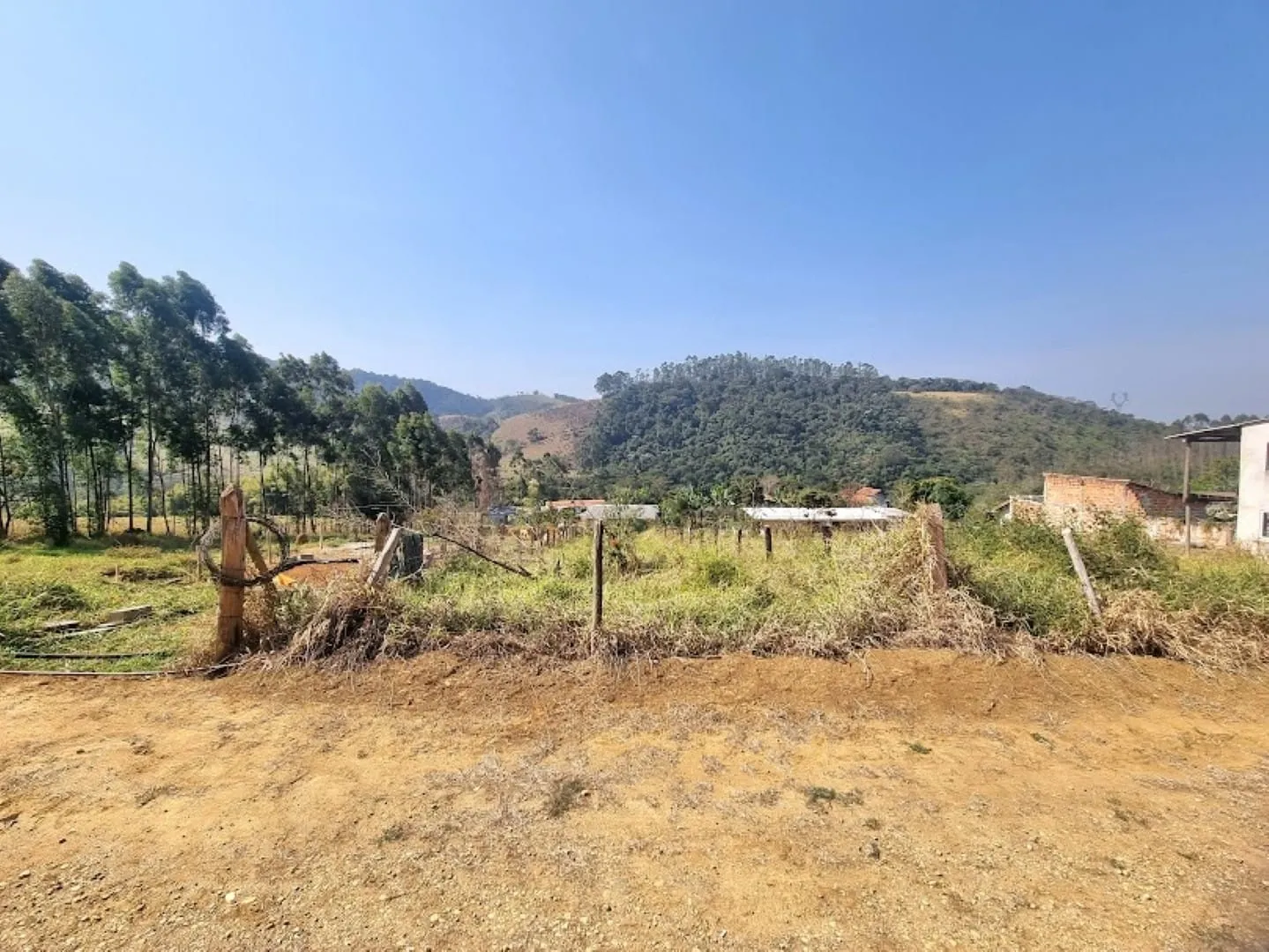 Imagem Terreno Chácara à Venda com Vista Panorâmica para a Serra e Proximidade de 1 km da Água, Ideal para Refúgio em Pindamonhangaba, SP