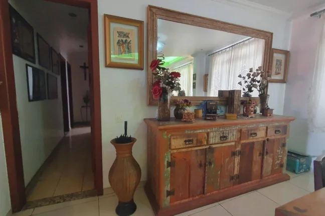 Imagem Casa moderna e versátil com 04 quartos, espaço gourmet e edícula.