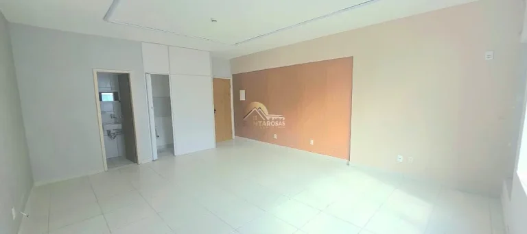 Imagem Sala comercial reformada, andar alto e vista livre. Copa e banheiro. Condomínio baixo. Em Brotas, p