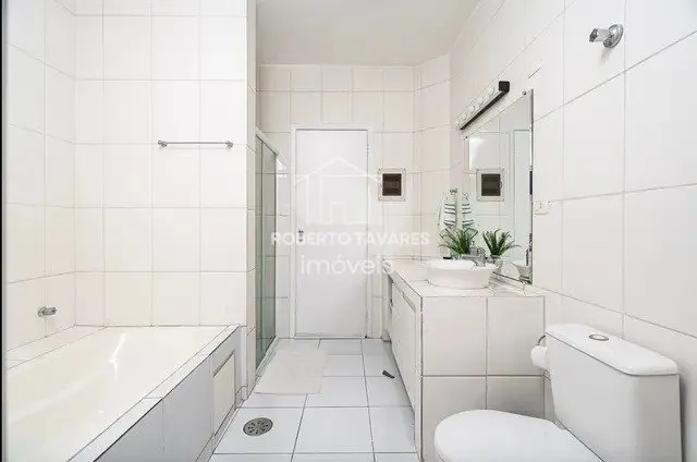 Imagem Apartamento com 294m², 5 dormitórios, 2 Suítes - 2 Vagas, para quem quer viver no sossego com grandes e deliciosos espaços, aqui é para viver em paz total. Esse imóvel é um achado, muito ensolarado, ótimo preço por m².