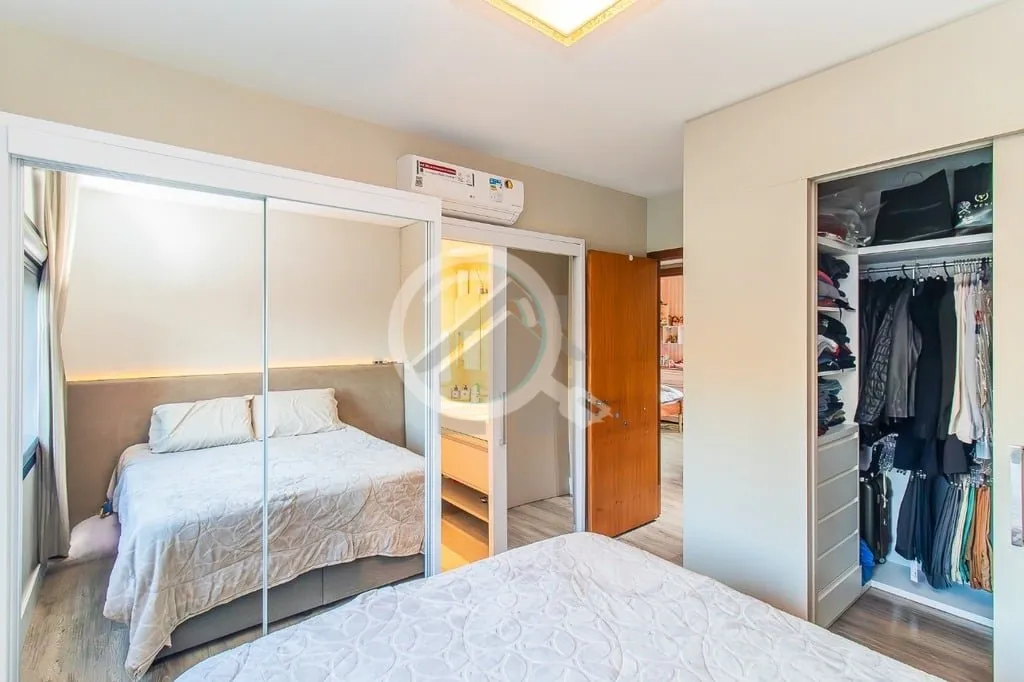 Imagem Apartamento semimobiliado, de 3 dormitórios, sendo uma suíte com closet, living configurado para 2...