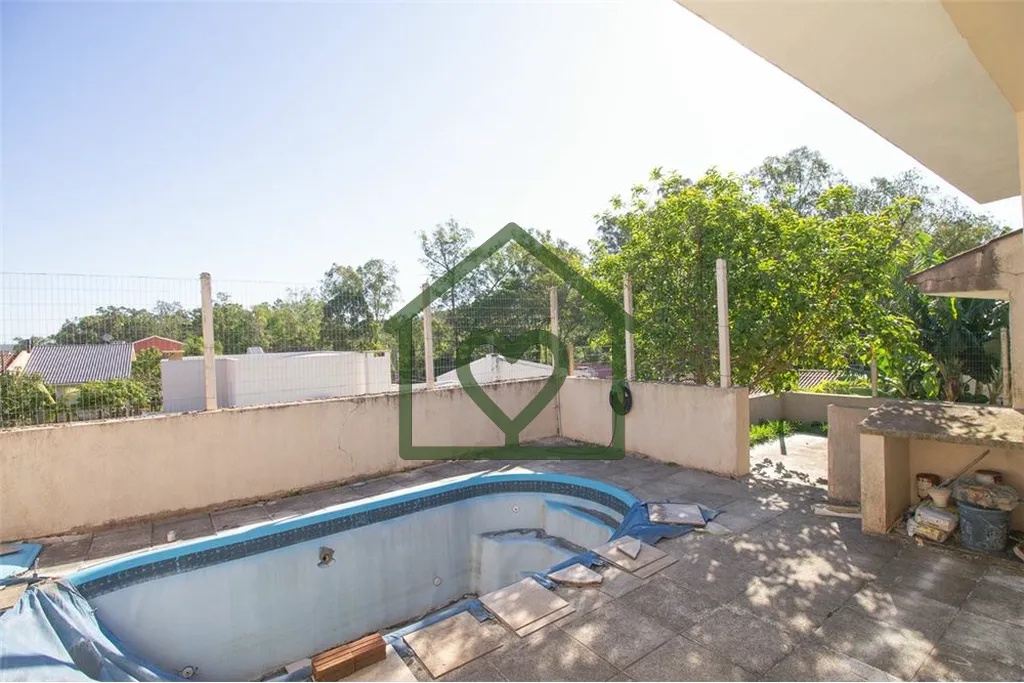 Imagem Conheça esta Casa Térrea 2 quartos, sendo 1 suíte; com varanda aos fundos com piscina e churrasqu...