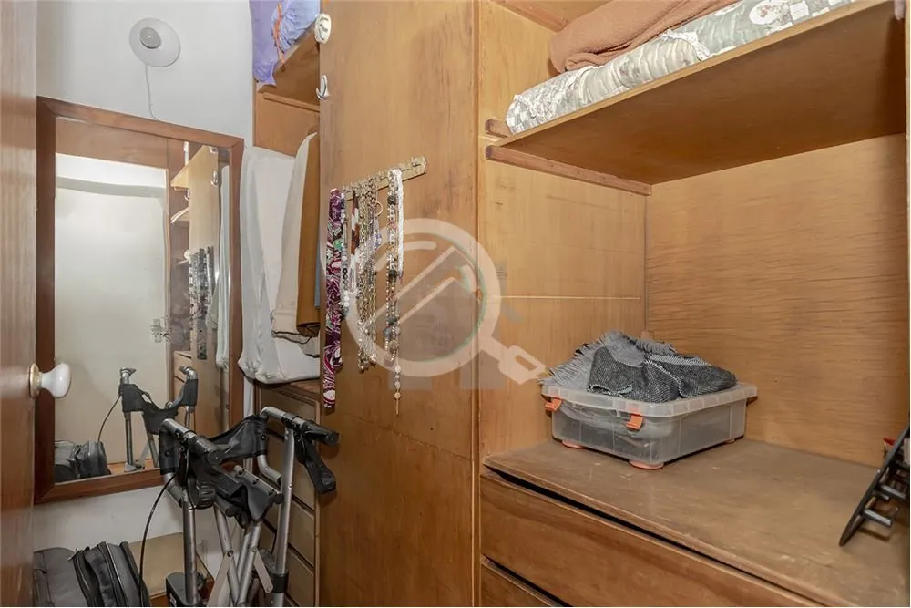 Imagem Apartamento à venda na Rua Sarmento Leite, no coração do Centro Histórico de Porto Alegre, em fr...