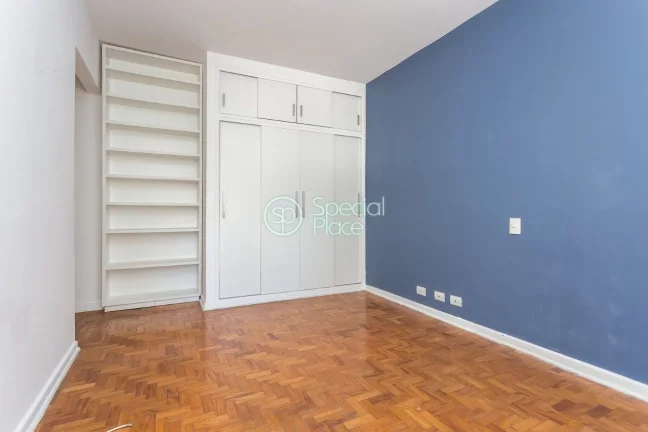 Imagem Apartamento de Três dormitórios, sendo três suítes, reformado, hall, lavabo, sala de estar e jan...