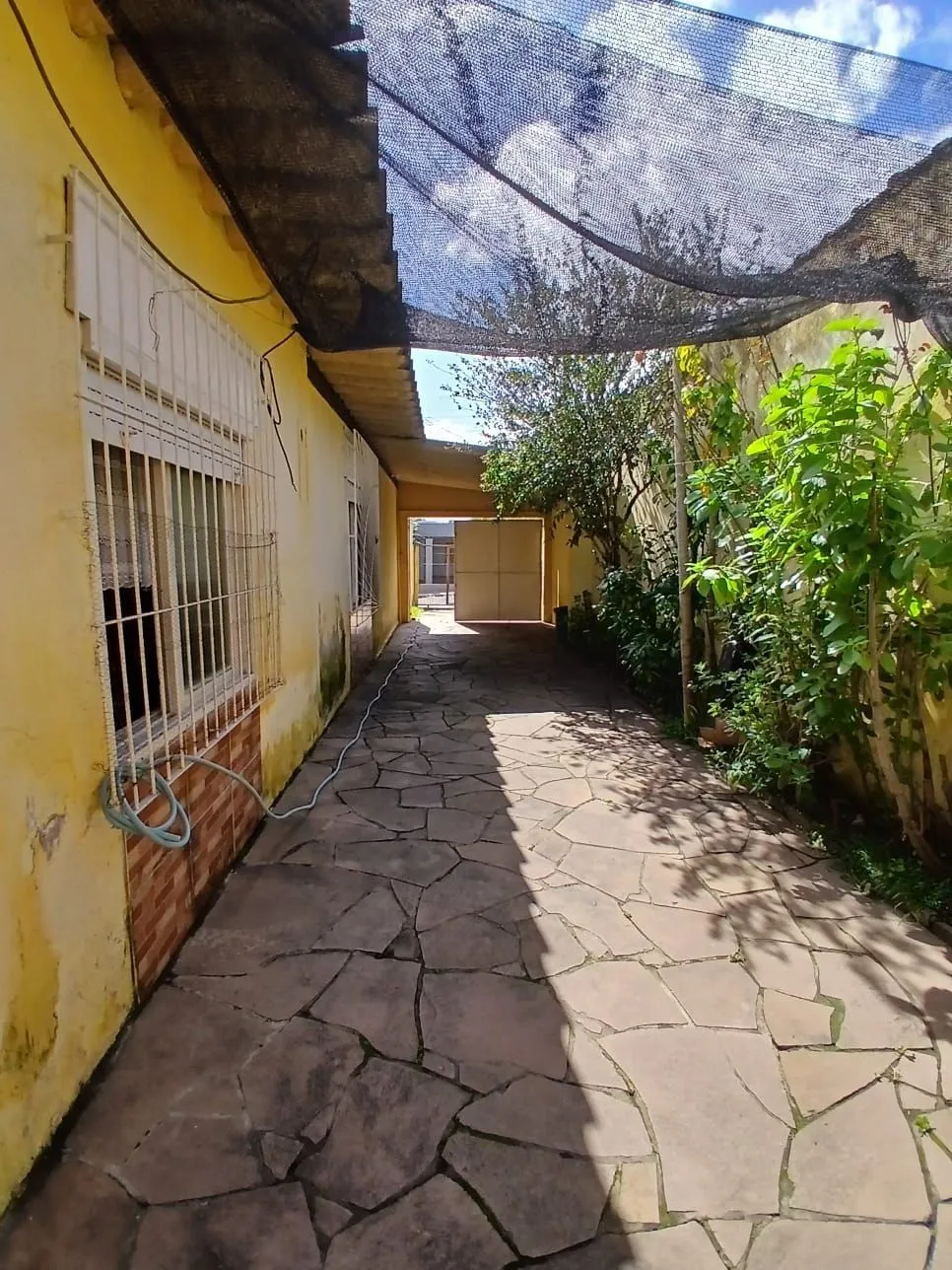 Imagem Ampla casa com patio no bairro Rubem Berta .