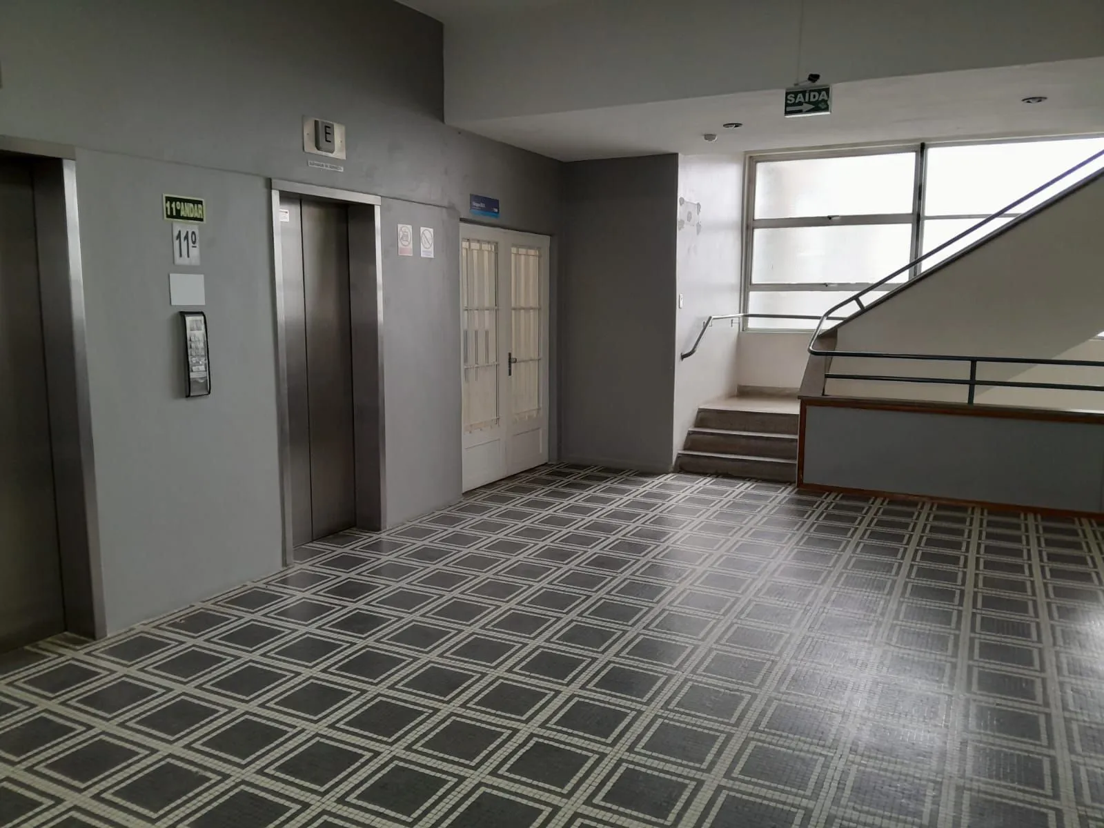 Imagem Salas com meio andar,para empresas ou órgãos públicos com 262,41m2 ,Centro