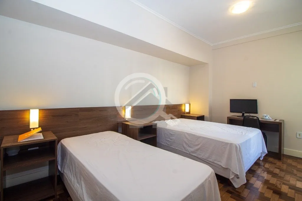Imagem Studio totalmente mobiliado, com ar condicionado,uma cama de casal e duas camas de solteiro, banheir...