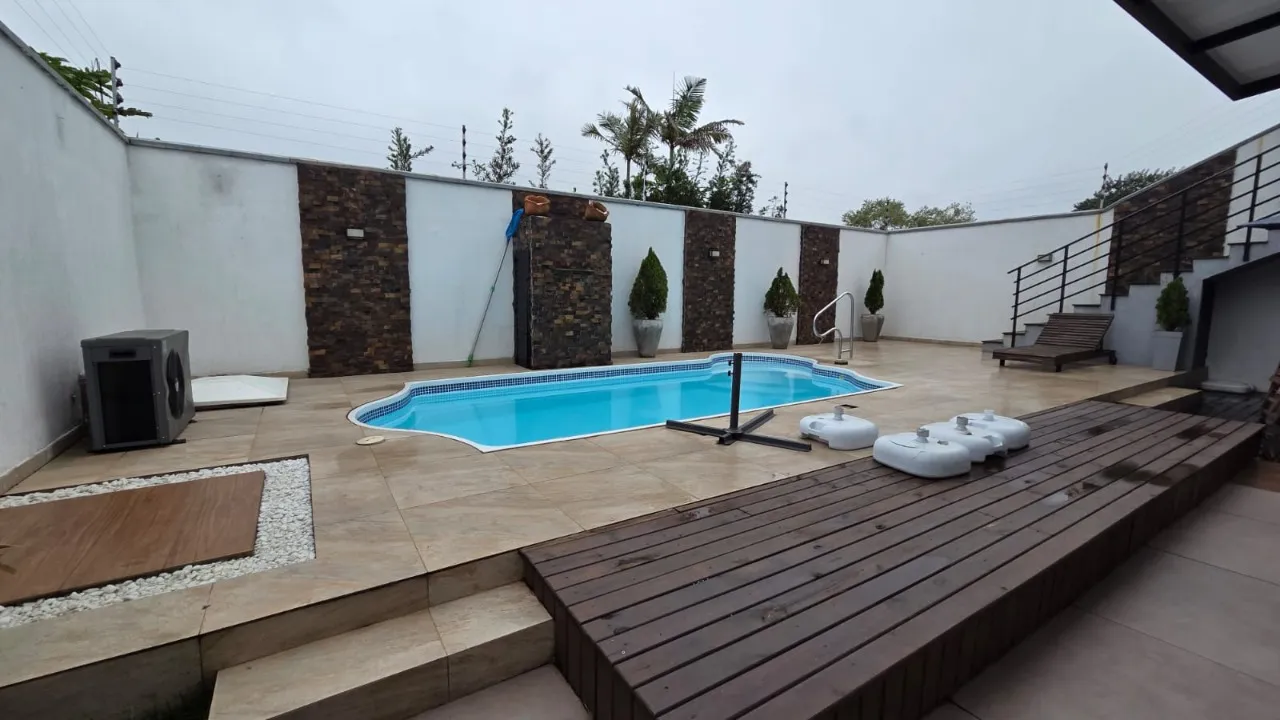 Imagem Casa com 3 suítes, 200 m², PISCINA AQUECIDA, mobiliada, com ar-condicionado e energia solar.

Cara...