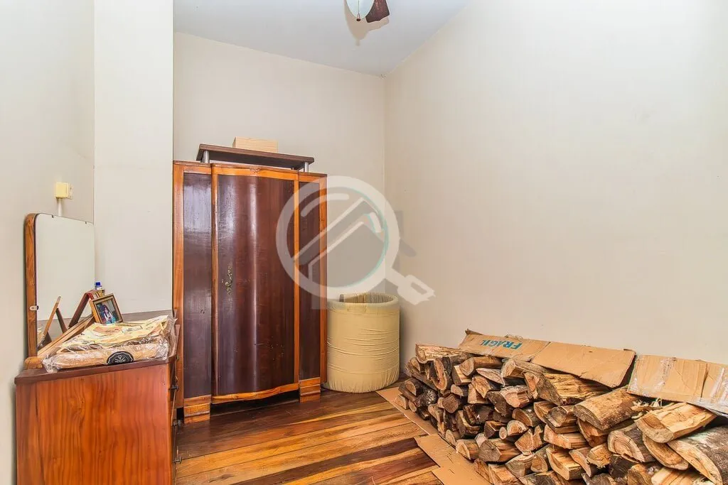 Imagem Casa com Living para três ambientes muito amplos com lareira e lavabo, copa cozinha com sacada para...