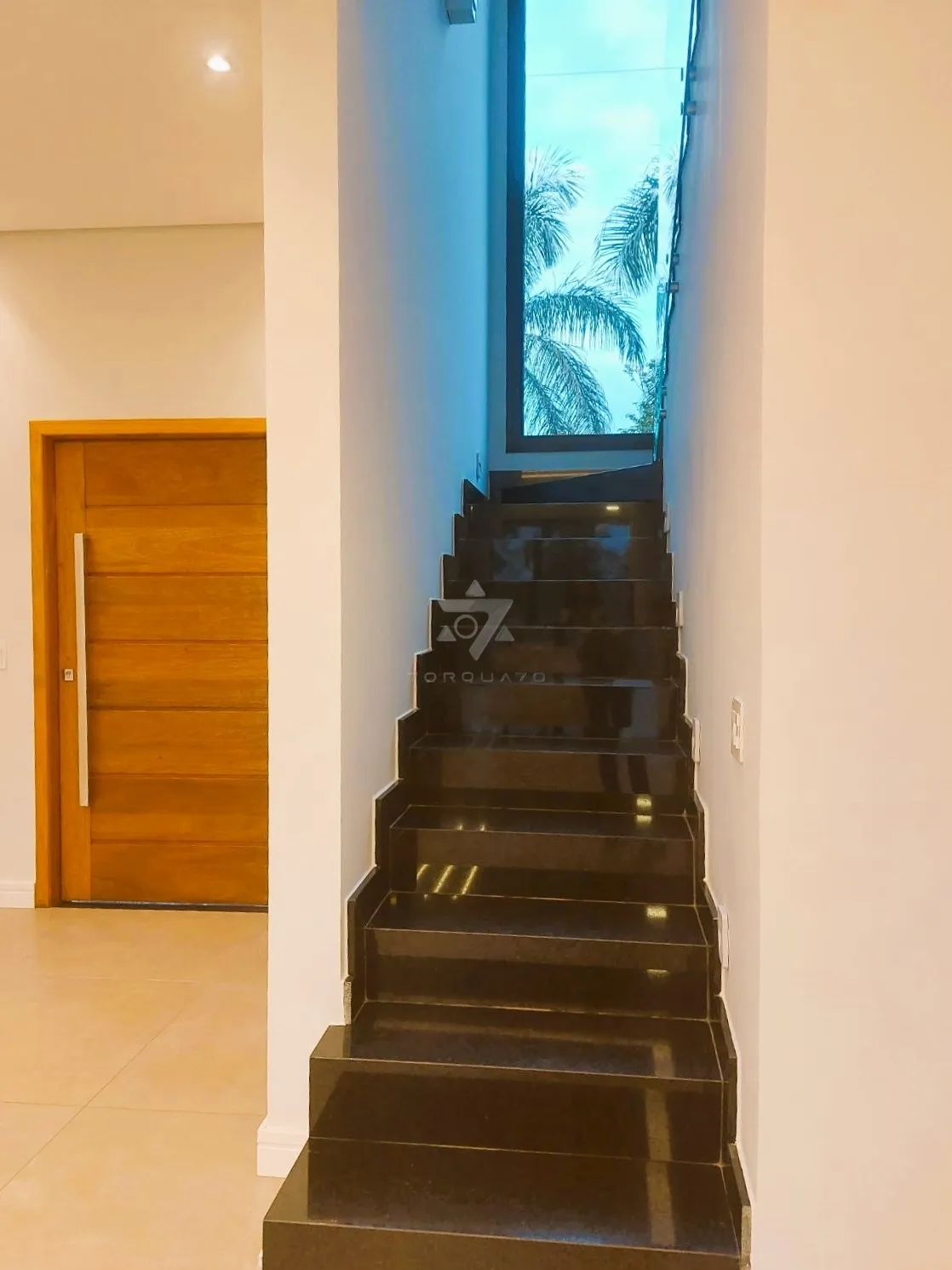 Imagem Sofisticação e Conforto: Sobrado no Residencial Lago Azul