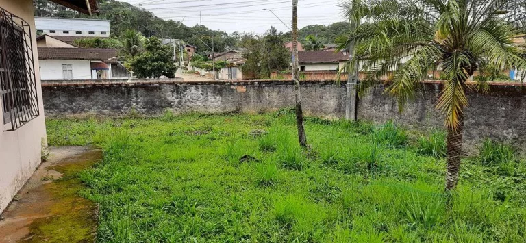 Imagem Vendo Terreno Esquina Itinha edificado com uma casa de Alvenaria