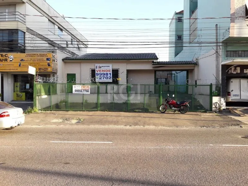 Imagem na Assis Brasil, Casa para Venda - 220m², 3 dormitórios, 2 vagas - Passo da Areia
