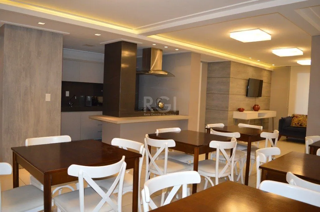 Imagem Excelente, amplo e ensolarado apartamento 3 dormitórios sendo 1 suíte, com living 2 ambientes, banheiro social, semimobiliado e com 2 vagas de garagem.