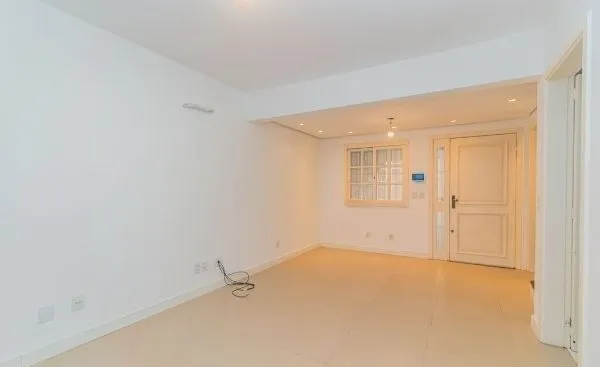 Imagem Casa em Condomínio em Ipanema de 3 dormitórios e 2 vagas DESOCUPADA