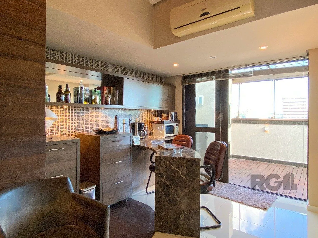 Imagem Sala mobiliada, com churrasqueira para happy hour e vista para o Guaíba