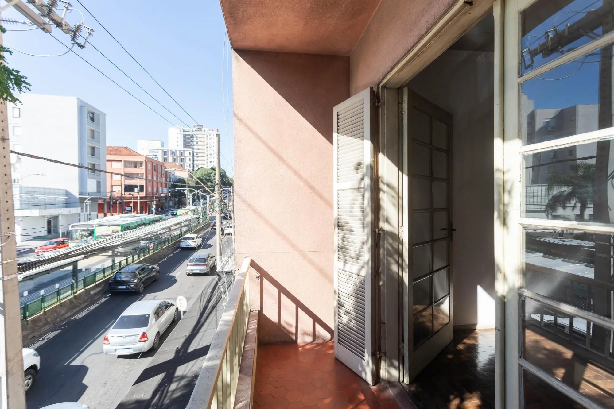 Imagem Amplo Apartamento de 3 Dormitórios com Sacada e Garagem na Av. Protásio Alves
