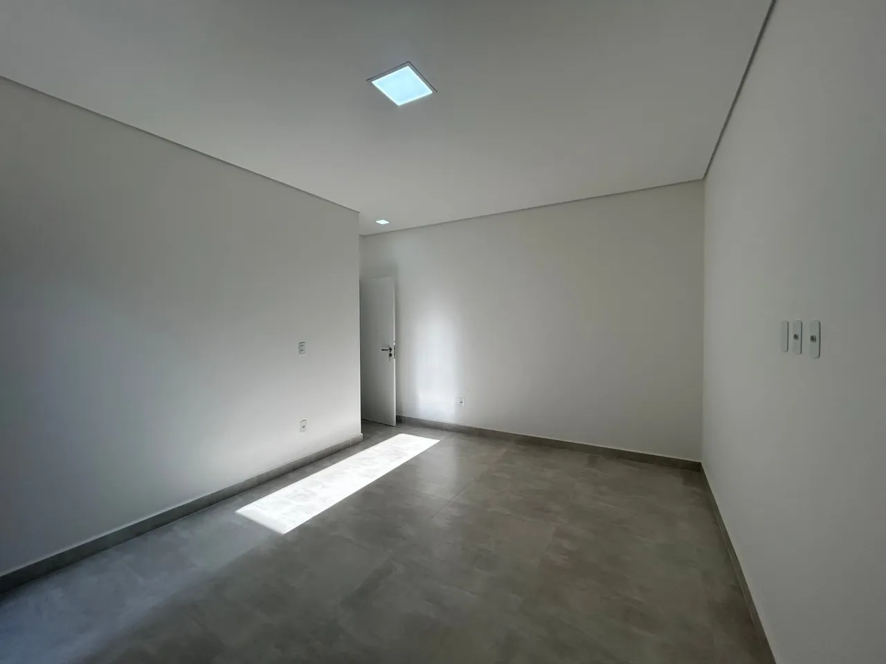 Imagem Imperdível! Casa em condomínio à venda em Sorocaba-SP, bairro Wanel Ville, 3 quartos, 3 suítes, 1 sala, 4 banheiros, 2 vagas, 132m².