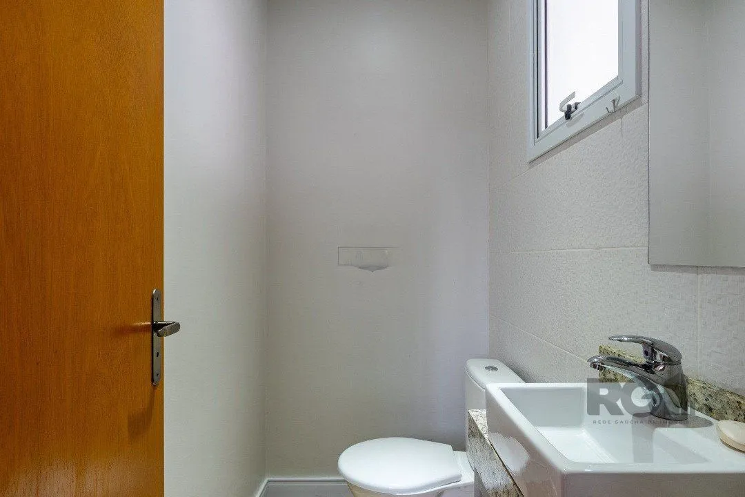 Imagem Casa em condominio com excelente padrão construtivo, possui 3 dormitórios, sendo 1 suíte máster com closet e sacada