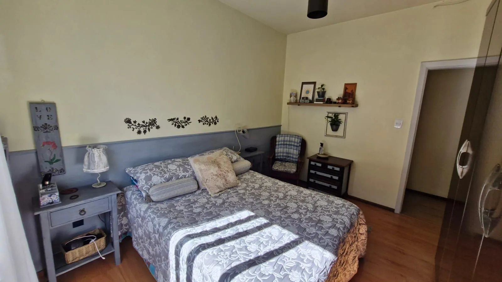Imagem Apartamento no Menino Deus com 2 dormitórios e dependência de empregada com banheiro