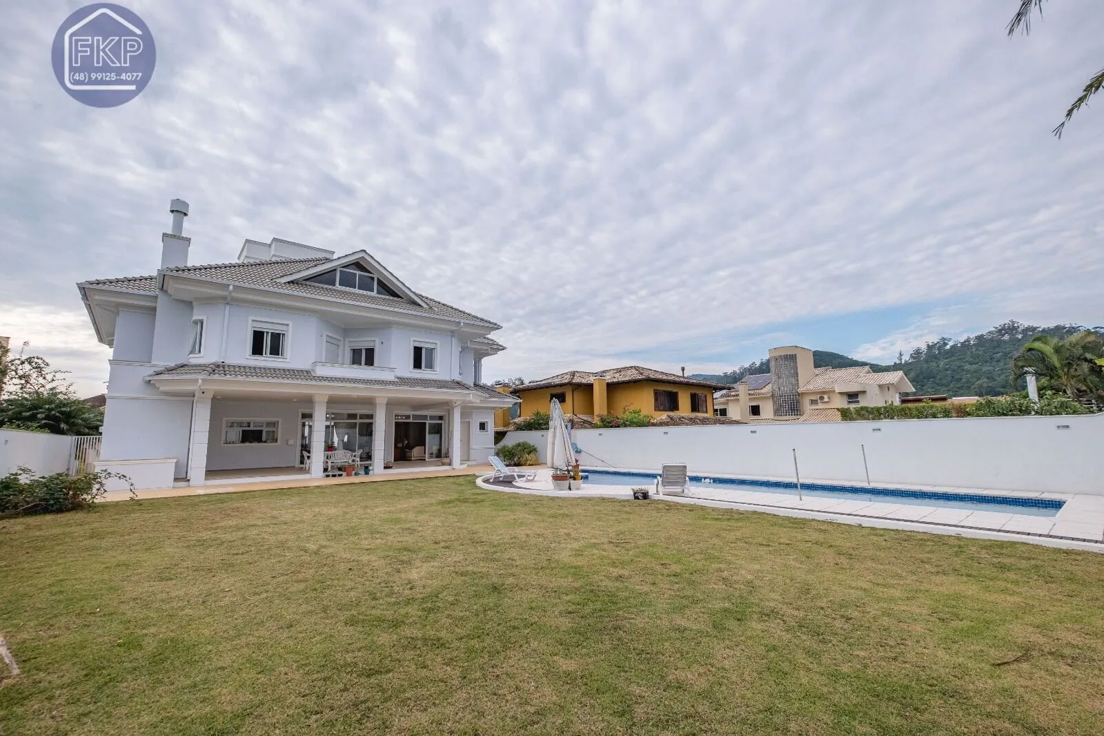 Imagem Casa com 5 dormitórios e 4 vagas!