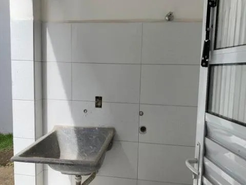 Imagem VENDA DE SOBRADO NA ESTÂNCIA PARAÍSO, EM ITAQUAQUECETUBA/SP, 70m² com 02 dorm, sacada, sala, cozinha, quintal aconchegante e garagem. CONSULTE-NOS.