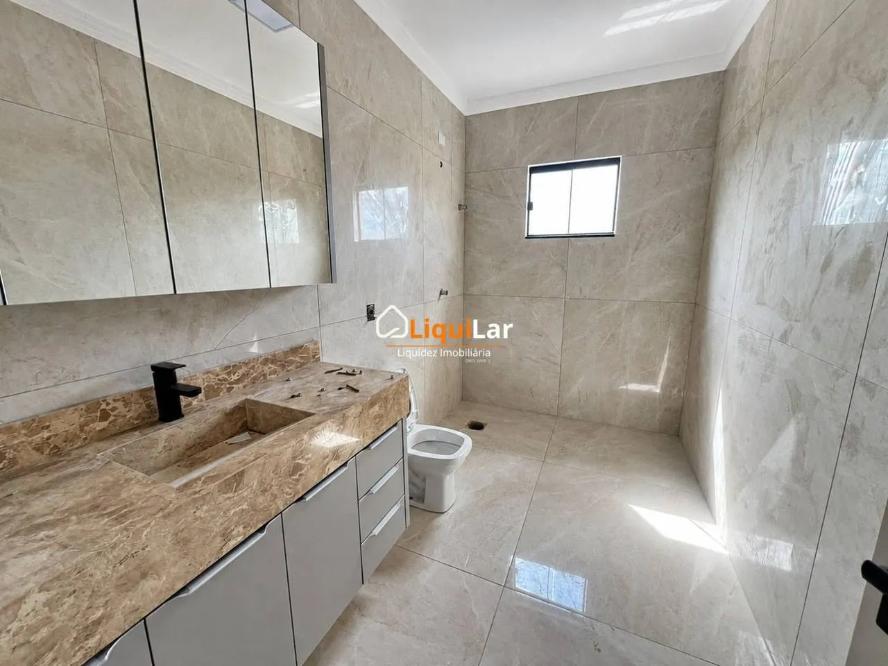 Imagem Sobrado com Aptidão Comercial na Vila Rosa Pires | 4 Quartos, Suíte e Localização Estratégica