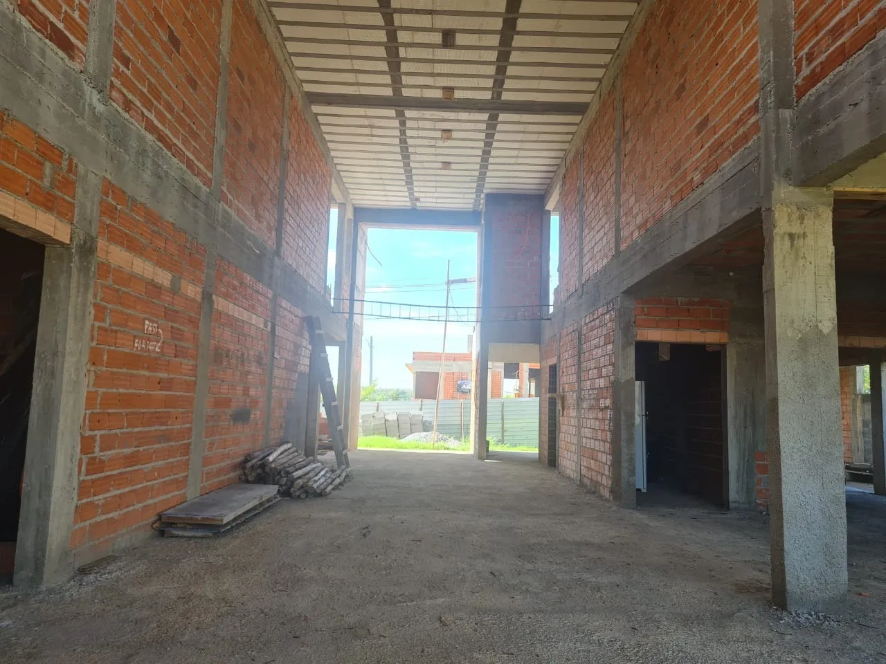 Imagem Casa em Construção no Condomínio Fazenda Alta Vista - 752m² de Área Construída e 6 Suítes