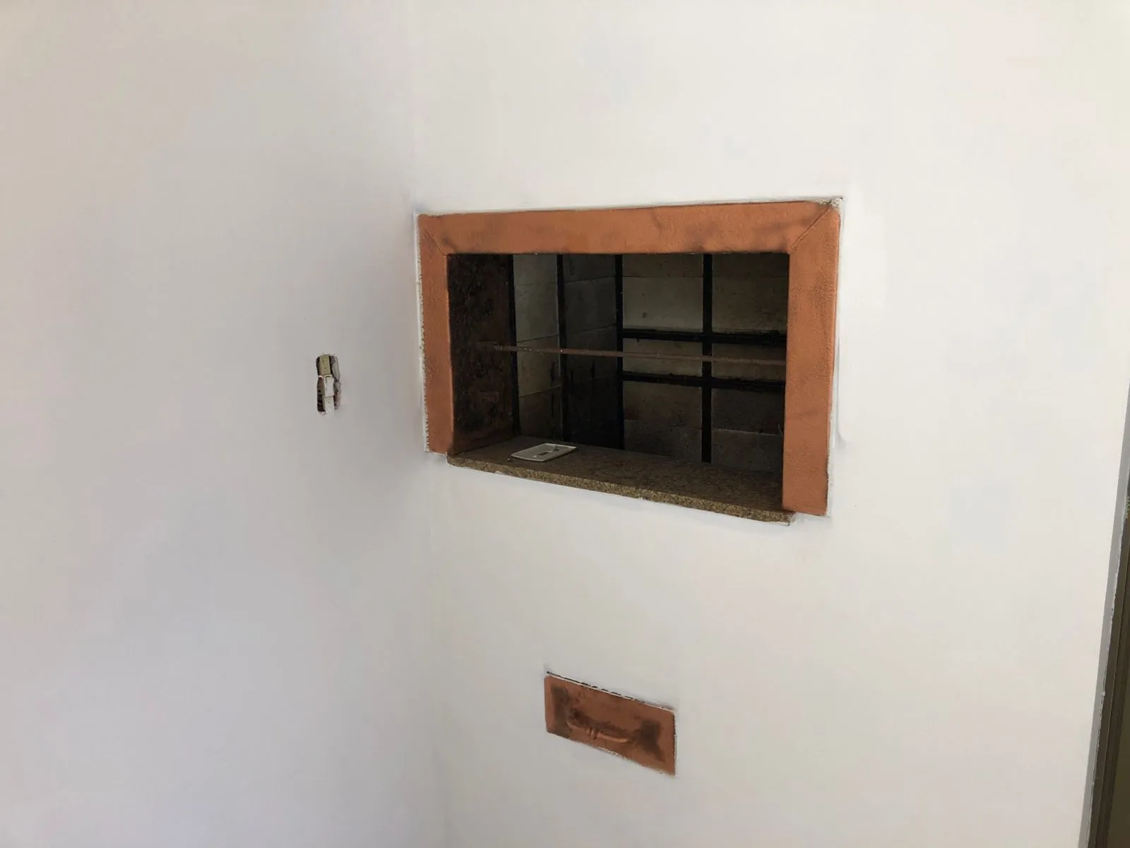 Imagem Vende ou aluga no bairro Menino Deus, com garagem, apartamento de 03 dormitórios, suíte, living 02 ambientes, com sacada e churrasqueira