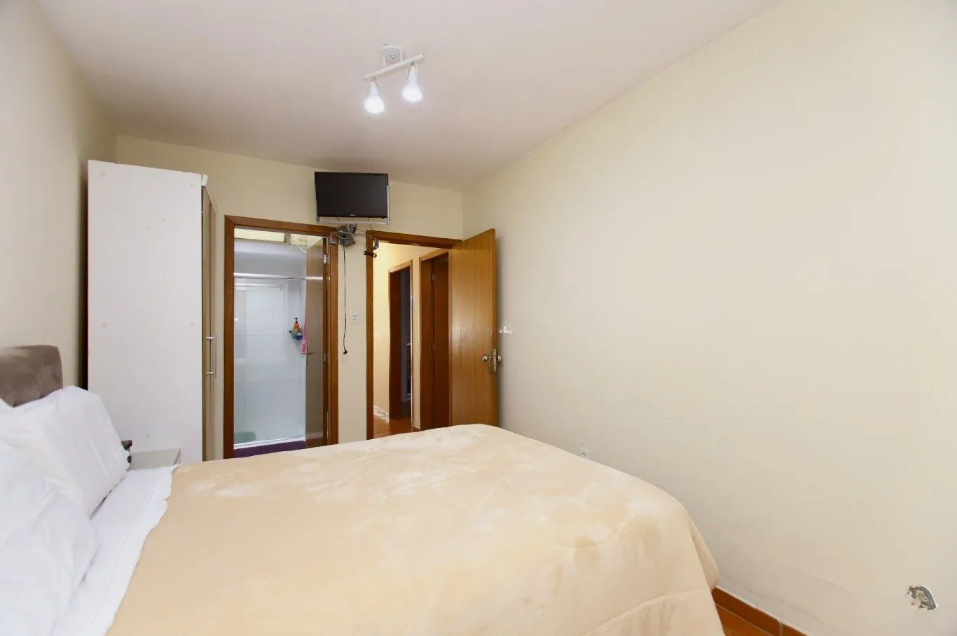 Imagem Casa com Edícula nos fundos, total de 5 dormitórios no Bairro gloria.