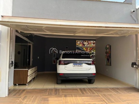 Imagem Sala com dois ambientes: jantar (com armários) e estar (com lareira a gás).
Sala de TV (com armár...