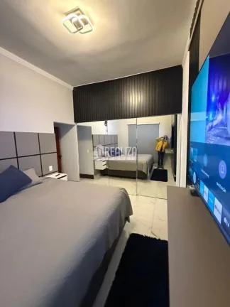 Imagem Casa à venda no Parque das Laranjeiras II em Uberaba - 3 suítes, piscina, varanda gourmet