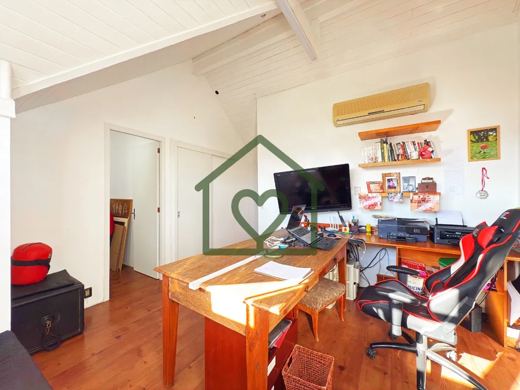Imagem Casa semimobiliada em condomínio com infraestrutura completa, localizada no bairro Jardim Carvalho....