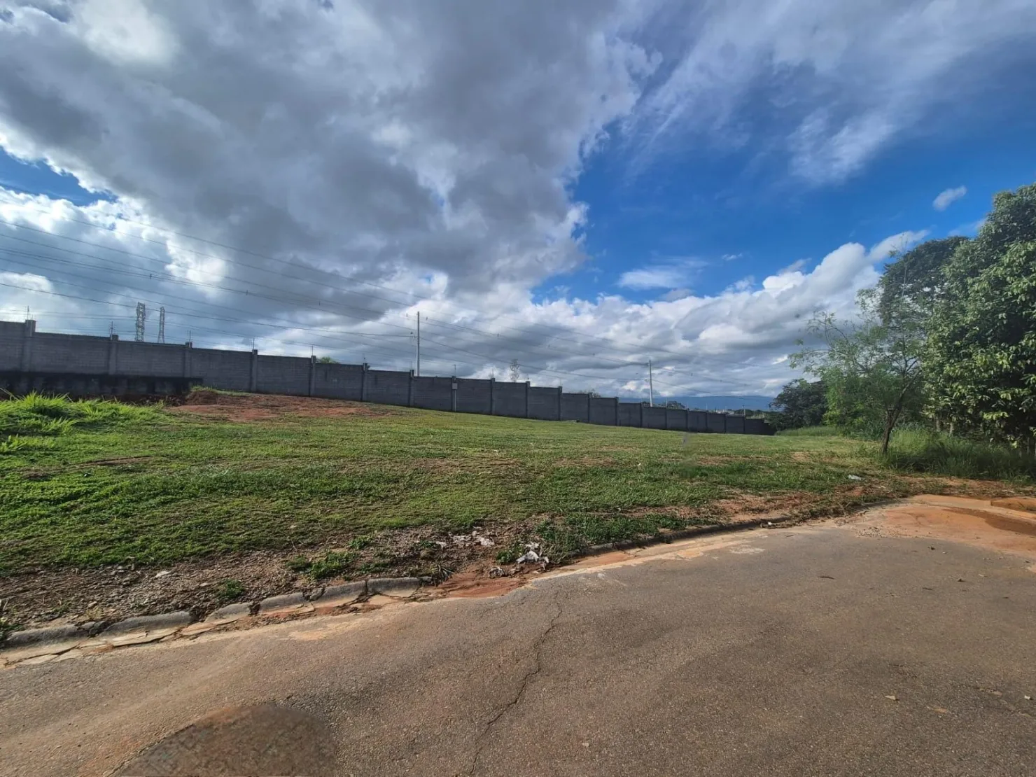 Imagem Terreno de 1219m² no Condomínio Colonial Village 2, ao Lado da Área Verde, em Localização Privilegiada!