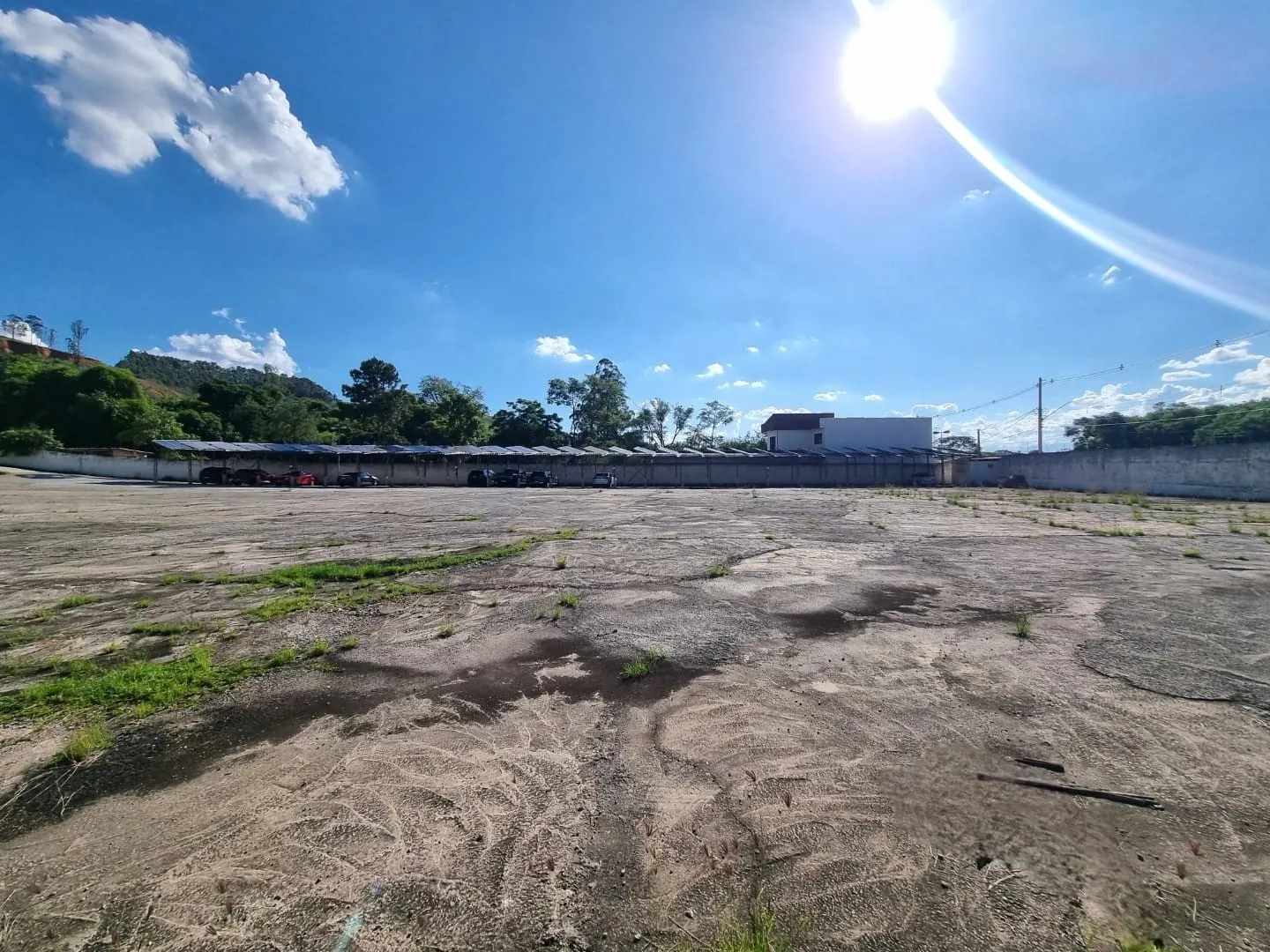 Imagem Terreno Plano e Cimentado com 5.356 m² para Estacionamento de Ônibus a 1.200 Metros da Basílica de Aparecida