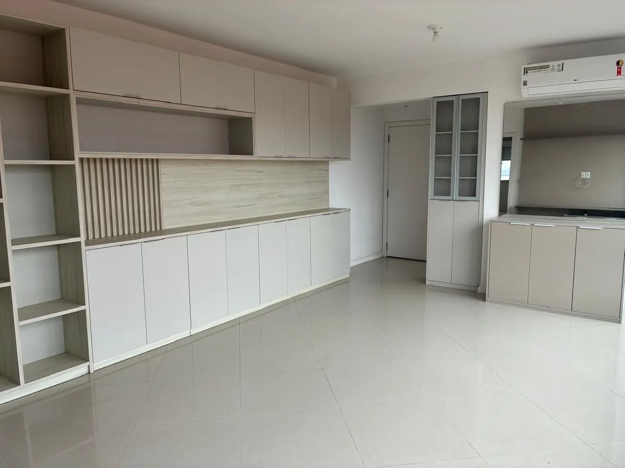 Imagem Vende-se amplo apartamento 3 quartos com suíte e 2 vagas no Menino Deus - 158,4m²