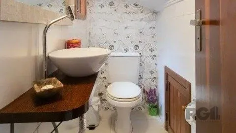 Imagem Casa em condomínio na zona sul, 3 quartos, suíte, lareira, churrasqueira, 2 vagas de garagem coberta.