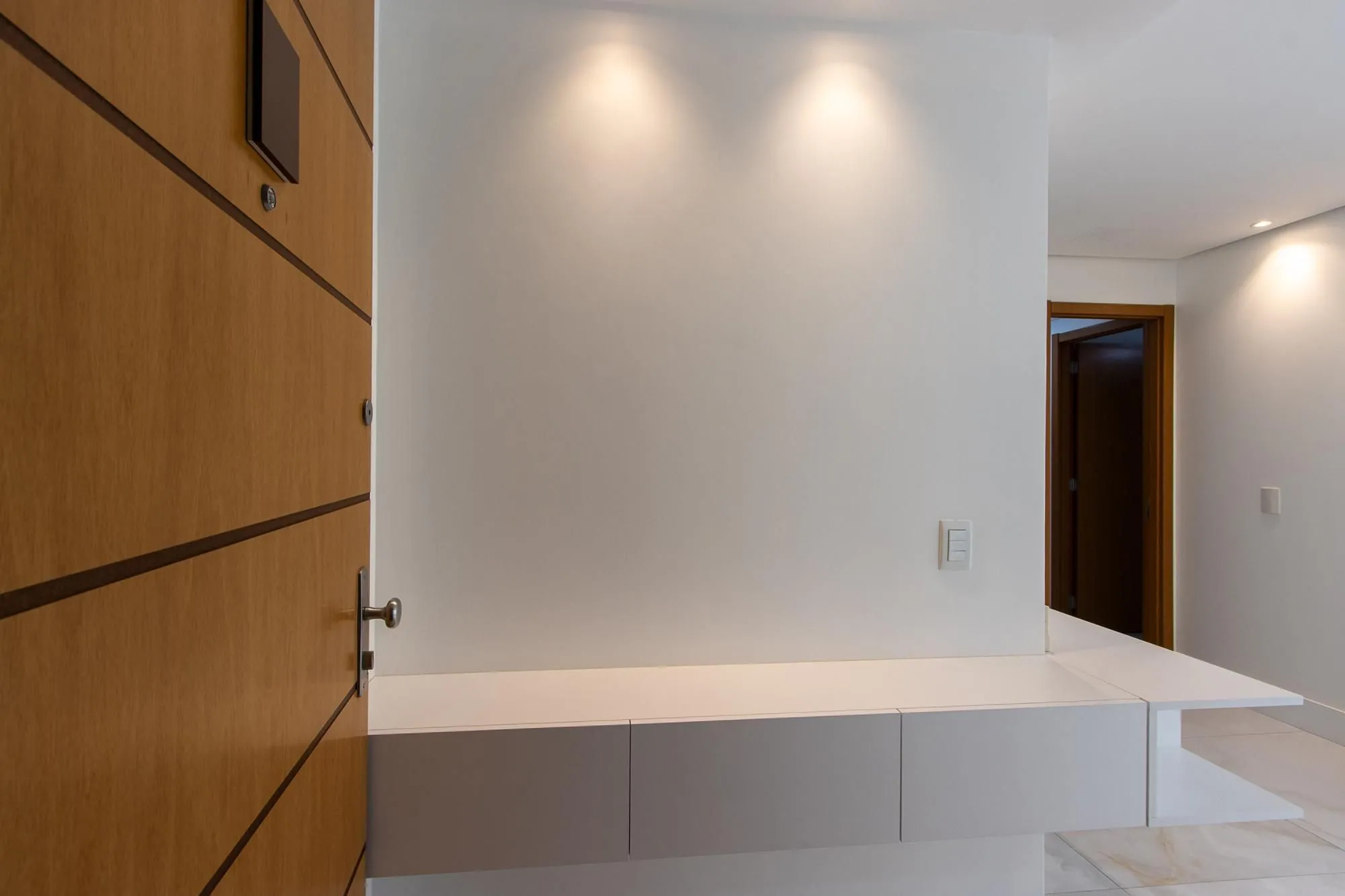 Imagem Apartamento totalmente reformado e impecável para locação - 3 quartos sendo uma suíte - Bairro Cavalhada