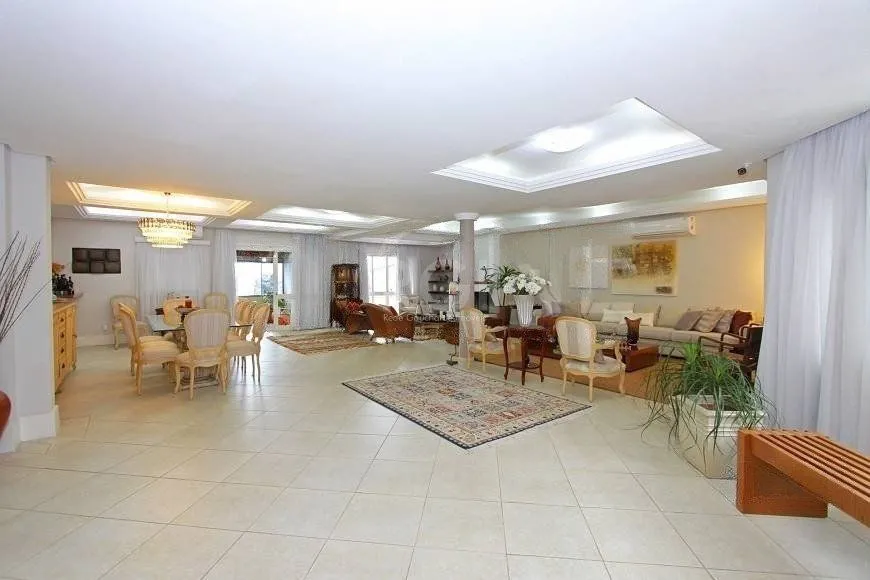 Imagem EXCELENTE CASA COM 4 DORMITÓRIOS, 6 VAGAS DE GARAGEM E VISTA PANORÂMICA.