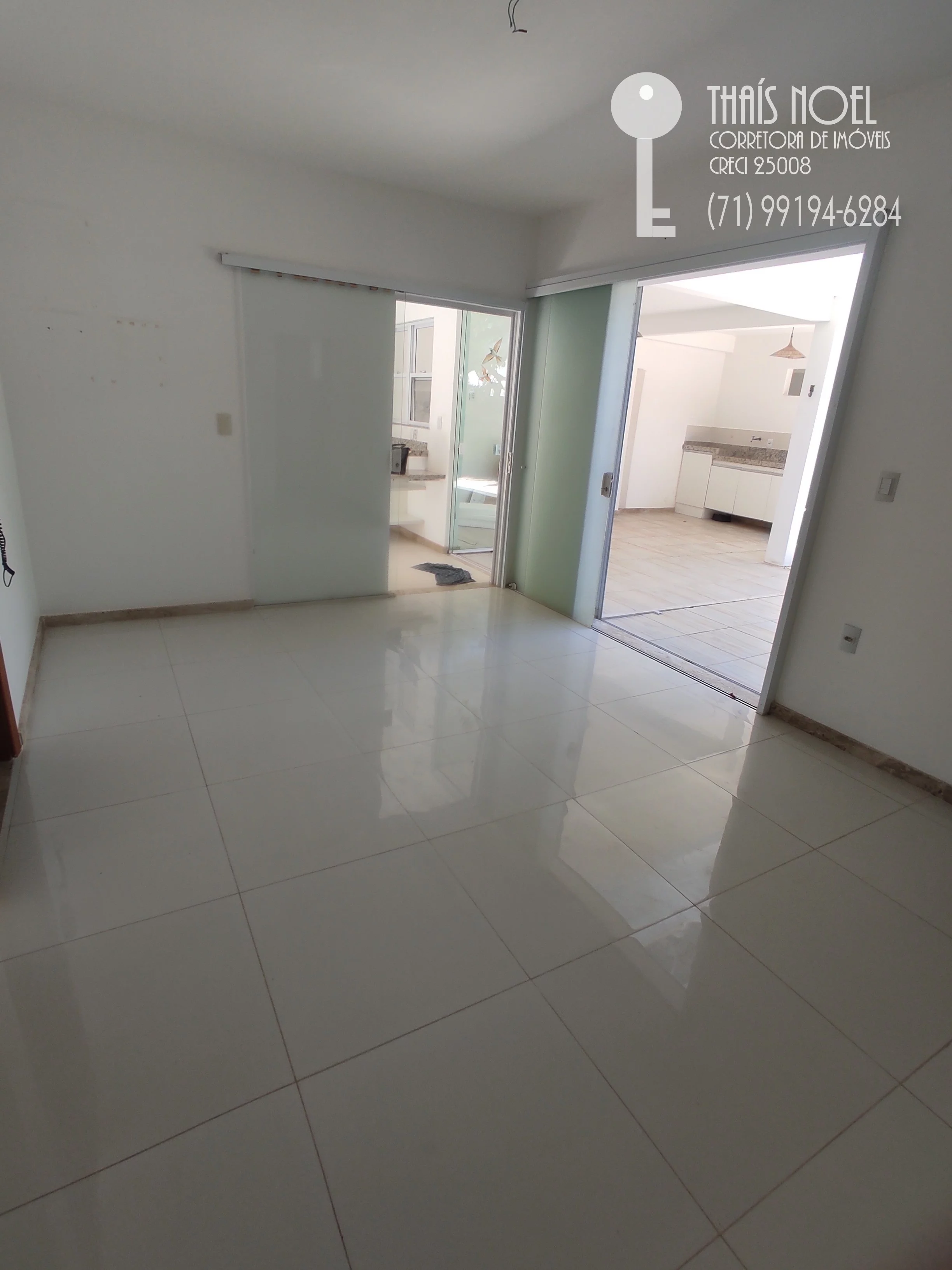 Imagem CASA DE 4/4 E 3 VAGAS EM CONDOMÍNIO FECHADO DE BURAQUINHO (LAURO DE FREITAS)