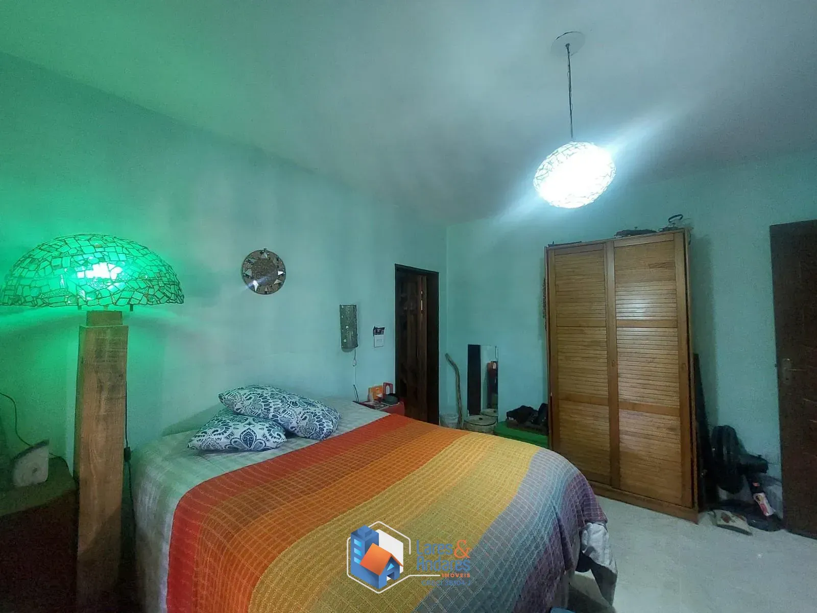 Imagem CASA RÚSTICA EM CONDOMÍNIO, 243 M² DE ÁREA ÚTIL, ÁREA TOTAL DE 1.801 M², 2 SUÍTES, 3 SALAS, 3 VAGAS E PORTARIA 24 HORAS - COTIA - SP