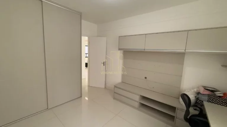 Imagem Apartamento 4 Quartos à Venda em Salvador | 212m², Reformado, 2 Suítes e 2 Vagas