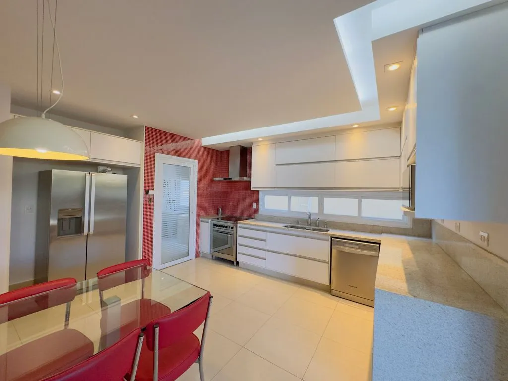 Imagem Casa de Luxo em Condomínio à Venda em Valinhos-SP, 4 Suítes, 3 Salas, 7 Banheiros, 4 Vagas de Garagem 460m²