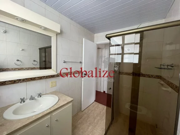Imagem APARTAMENTO À VENDA CONDOMÍNIO FRENTE AO MAR NO GONZAGA COM 2 DORMITÓRIOS, SALA, WC, COZINHA, ÀREA DE SERVIÇO, D. EMPREGADA COMPLETA POR R$900.000,00