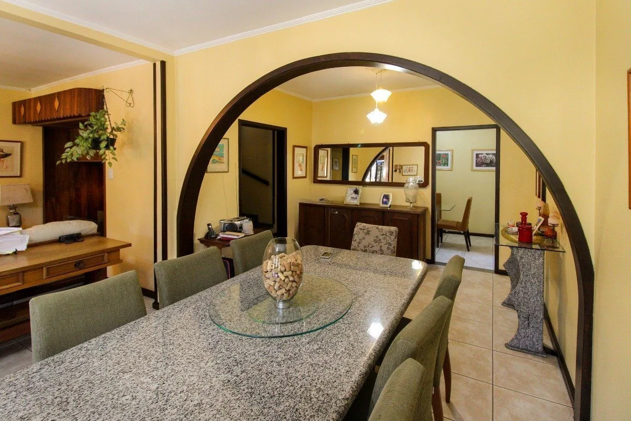 Imagem Casa com 6 dormitórios à Venda no Bairro Jardim Carvalho, Porto Alegre
