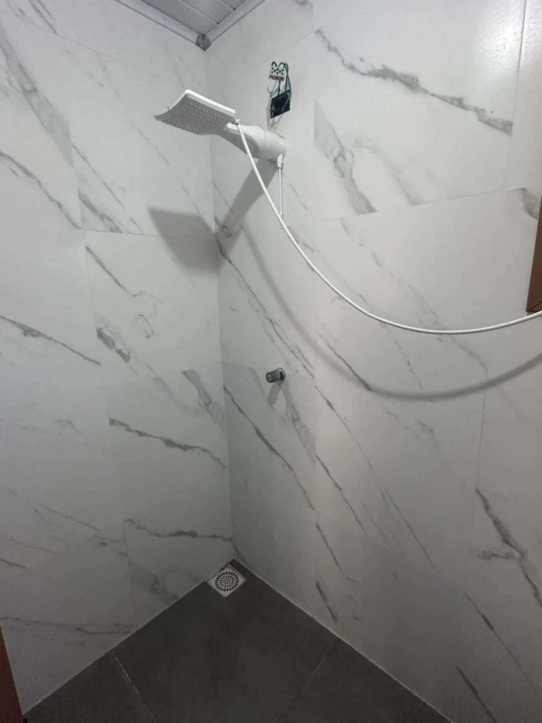 Imagem CASA À VENDA COM 2 DORMITÓRIOS E CONSTRUÇÃO PARA COMÉRCIO NO Tarumã
