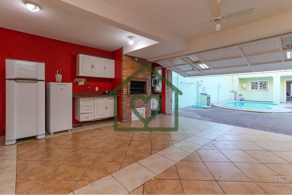Imagem Descubra o luxo e conforto desta magnífica casa de 4 quartos e 6 banheiros, localizada na Tristeza....