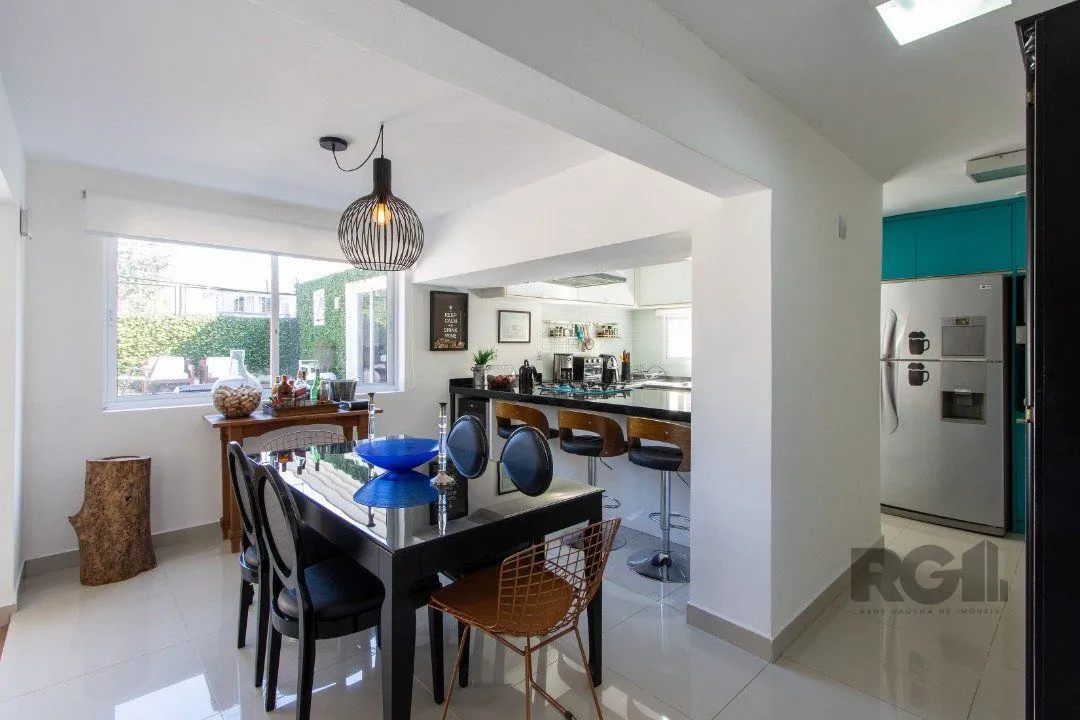 Imagem Casa a venda no bairro Guarujá com 4 dormitórios, piscina e salão de festas