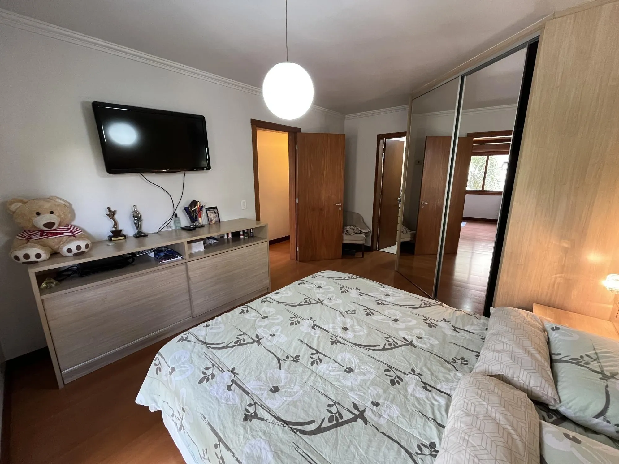 Imagem Apartamento de 3 quartos, suíte e 2 vagas de garagem no bairro Santana em POA