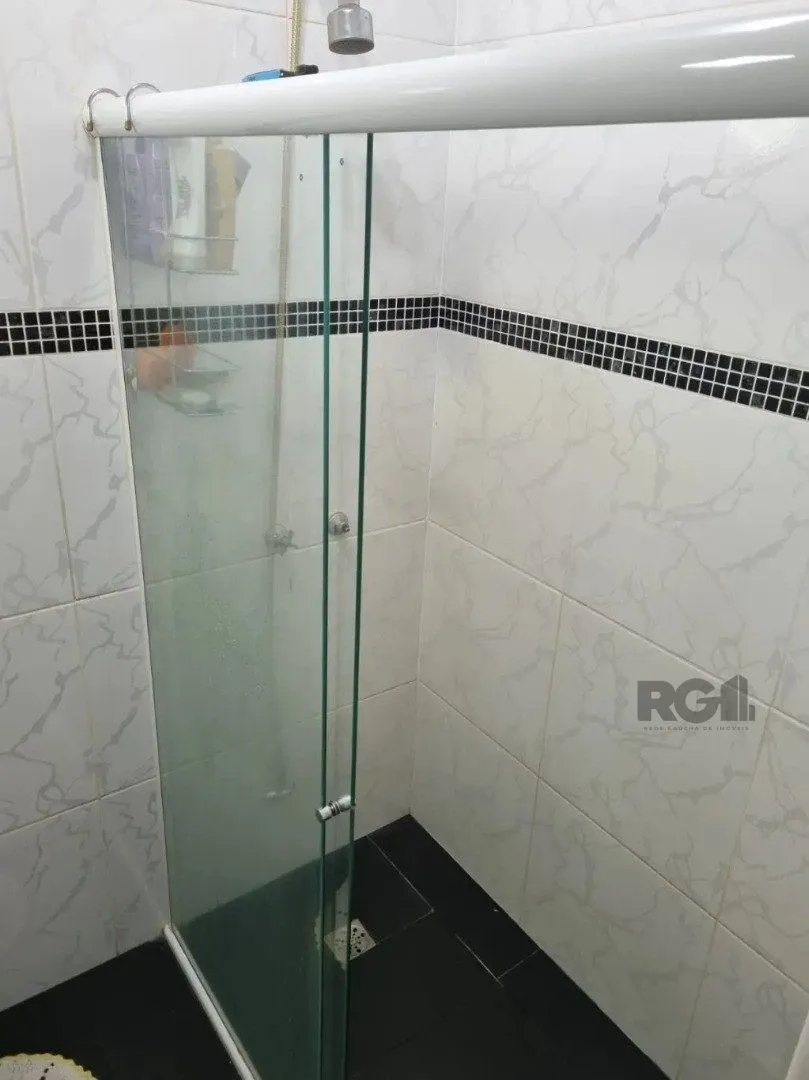 Imagem Casa térrea, 3 dormitórios, 1 suíte, living para 2 ambientes, cozinha, pátio, 2 banheiros e 4 vagas .