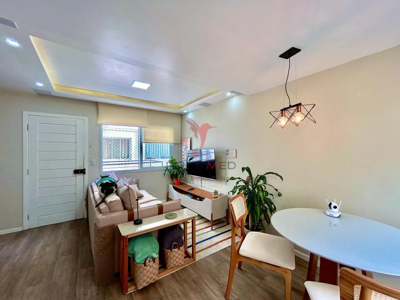 Imagem VENDO CASA DE CONDOMINIO FECHADO, 2 VAGAS DE GARAGEM, 2 DORMITÓRIOS, CHURRASQUEIRA